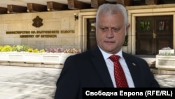 Служебният вътрешен министър Емил Дечев на фона на Министерството на вътрешните работи. Колаж: Свободна Европа