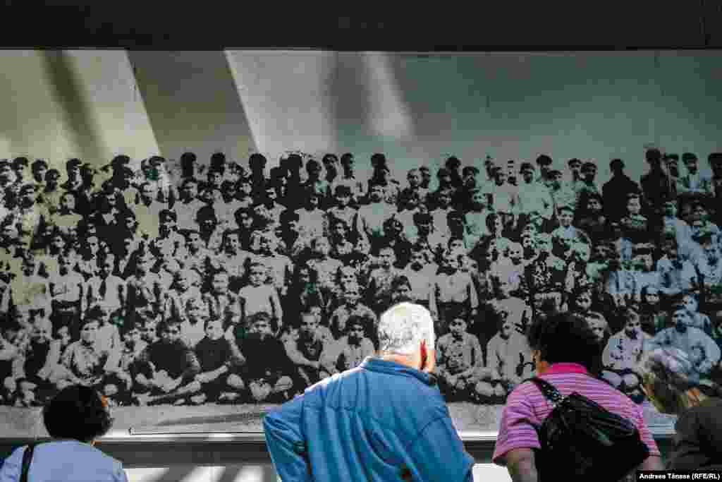 O fotografie în mărime naturală, care înfăţişează supraviețuitori ai Genocidului Armean de la 1915, este expusă în Muzeul Genocidului Armean din Erevan, Armenia. Complexul Memorial Tsitsernakaberd din Erevan este dedicat memoriei celor 1,5 milioane de armeni care au pierit în timpul Genocidului de la 1915.