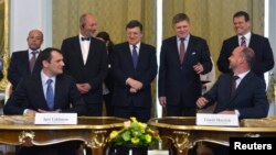 Українська та словацька делегації підписують угоду про початок реверсу газу, Братислава, квітень 2014 року