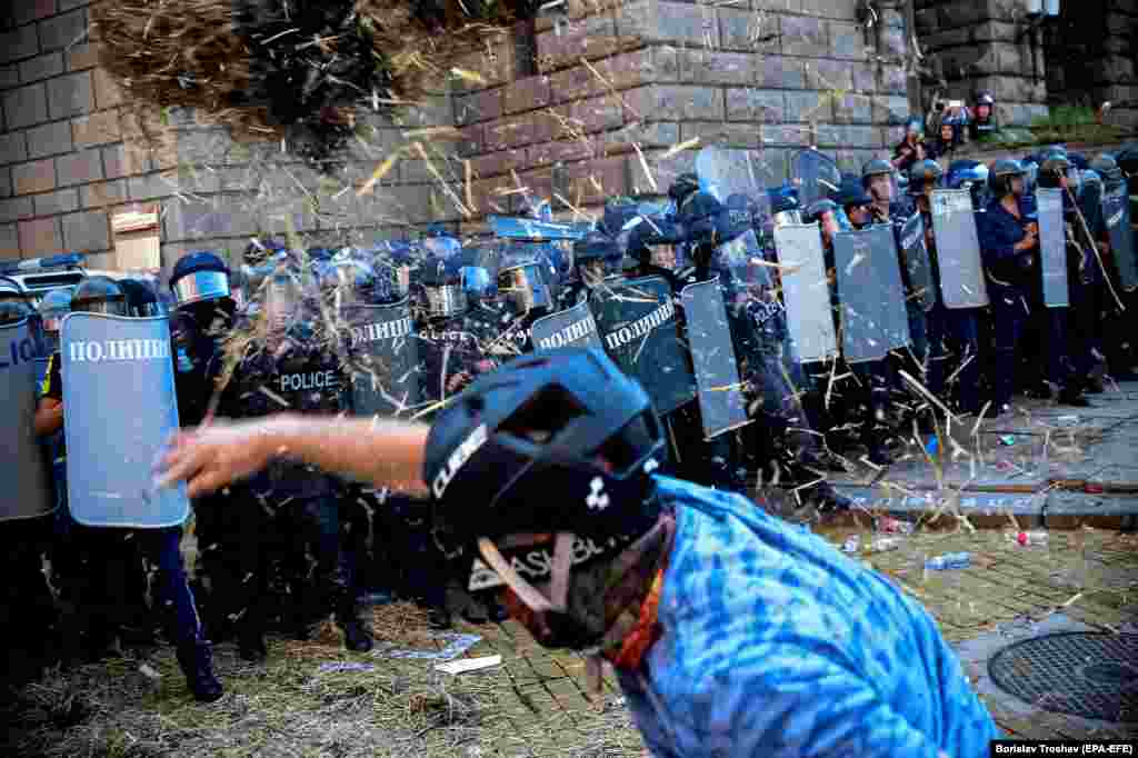 Police clash with demonstrators during an anti-government protest in front of the Bulgarian parliament building in Sofia. (epa-EFE/Borislav Troshev)