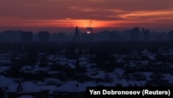 Найскладнішою залишається ситуація у столичному регіоні, повідомили в міністерстві. На фото: житлові будинки Києві під час масштабних відключень світла, січень 2026 року