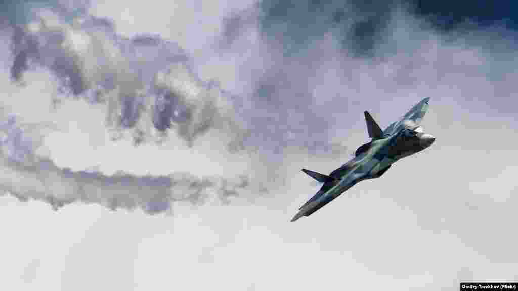 سوخو ۵۷ ارتش روسیه: از این جنگنده با عنوان جنگنده &laquo;نسل پنجم&raquo; روسیه نام برده می&zwnj;شود. گفته می&zwnj;شود این هواپیما &laquo;پنهان&zwnj;کار&raquo; است.&nbsp;جنگنده پنهان&zwnj;کار، هواپیمایی&nbsp;است که برای جلوگیری از ره&zwnj;گیری و رصد، از مجموعه&zwnj;ای از فناوری&zwnj;ها استفاده می&zwnj;کند.