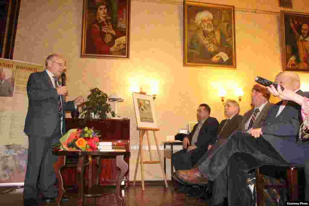 Язучы, депутат Разил Вәлиев иҗатташ дусларын сәламли