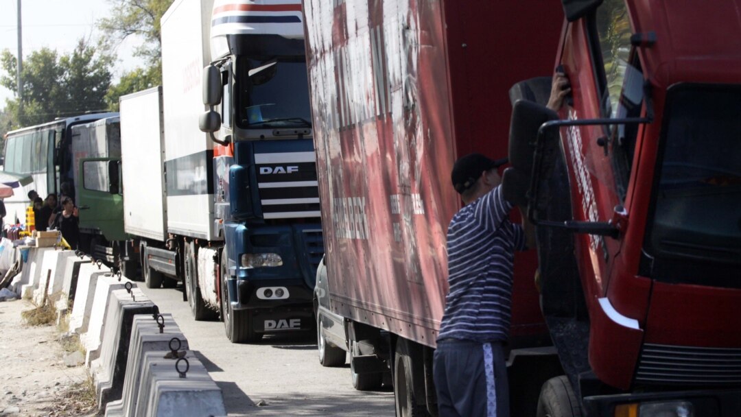 Смотреть онлайн порно секс без регистрации Екі жігіт қысқа шашты брюнетканы трахает