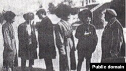 Türkmenistanyň Komunistik partiýasynyň delegasiýasy Gaýgysyz Atabaýew bilen duşuşýar. 1927-nji ýyl.