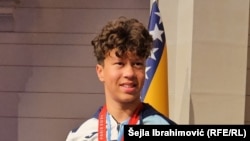 Ismail Barlov nakon osvajanja srebrne medalje na Paraolimpijadi u Parizu, tokom dočeka u Sarajevu, 9. septembra 2024.