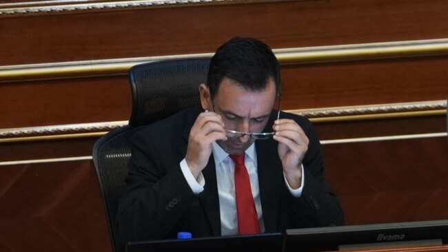 Çfarë thuhet në punimin ku Dimal Basha ishte bashkautor? Çfarë thuhet në punimin ku Dimal Basha ishte bashkautor?