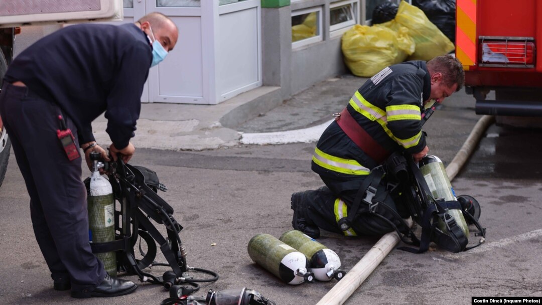 Pompierii au acționat rapid pentru stingerea incendiului, dar șapte persoane și-au pierdut viața în drama de la Constanța. Imagini cu pompieri în acțiune. 