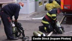 Pompierii au acționat rapid pentru stingerea incendiului, dar șapte persoane și-au pierdut viața în drama de la Constanța. Imagini cu pompieri în acțiune. 