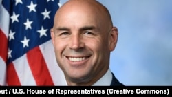 На уточнювальне запитання про те, чи є в Києва якісь причини для занепокоєння, конгресмен-республіканець Джейк Еллзі зазначив, що, на його думку, міжнародна спільнота «єдина у підтримці України»