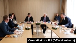 Razgovor premijera Kosova Aljbina Kurtija (levo) i predsednika Srbije Aleksandra Vučića (desno) uz posredovanje EU, Brisel, 15. jun 2021.