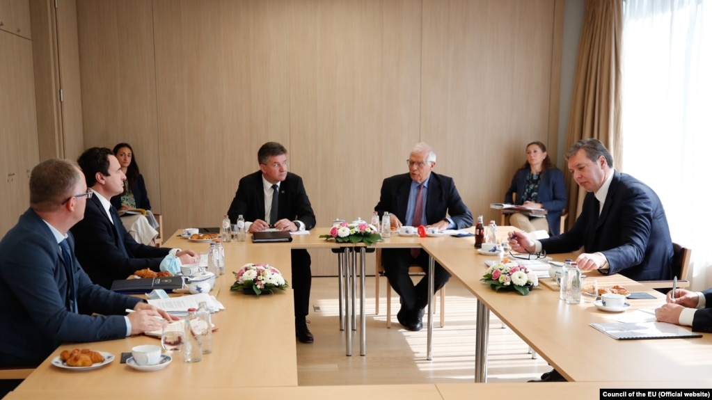 Fotografi nga takimi i parë ndërmjet kryeministrit të Kosovës, Albin Kurti dhe presidentit të Serbisë, Aleksandar Vuçiq. Bruksel, 15 qershor, 2021. 
