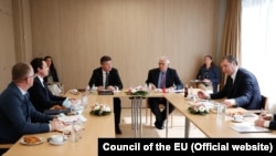 Delegacionet e Kosovës dhe Serbisë në takimin e ndërmjetësuar nga zyrtarë të lartë evropianë në Bruksel. Fotografi ilustruese nga arkivi.