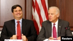 Ron Klain (majtas) dhe presidenti i zgjedhur amerikan, Joe Biden.