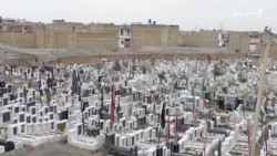  په کوټه کې یو هنرمند د قبرونو پر کتبو د مړو انځورونه جوړوي