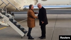 Posebnog izaslanika američkog predsjednika Donalda Trumpa, Stevea Witkoffa (lijevo), dočekuje ruski predsjednički izaslanik Kiril Dmitriev po dolasku u Sankt Peterburg 21. oktobra.