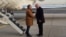 Posebnog izaslanika američkog predsjednika Donalda Trumpa, Stevea Witkoffa (lijevo), dočekuje ruski predsjednički izaslanik Kiril Dmitriev po dolasku u Sankt Peterburg 21. oktobra.