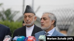 Hamid Karzai (levo) i Abdula Abdula (desno) na aerodromu u Kabulu, 16. jul 2021.