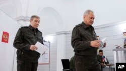 Rossiya Bosh shtabi rahbari general Valeriy Gerasimov va Rossiya mudofaa vaziri Sergey Shoygu saylov uchastkasida.