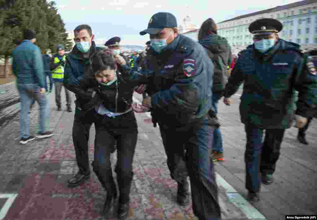 Силовики затримують учасницю акції протесту в Барнаулі
