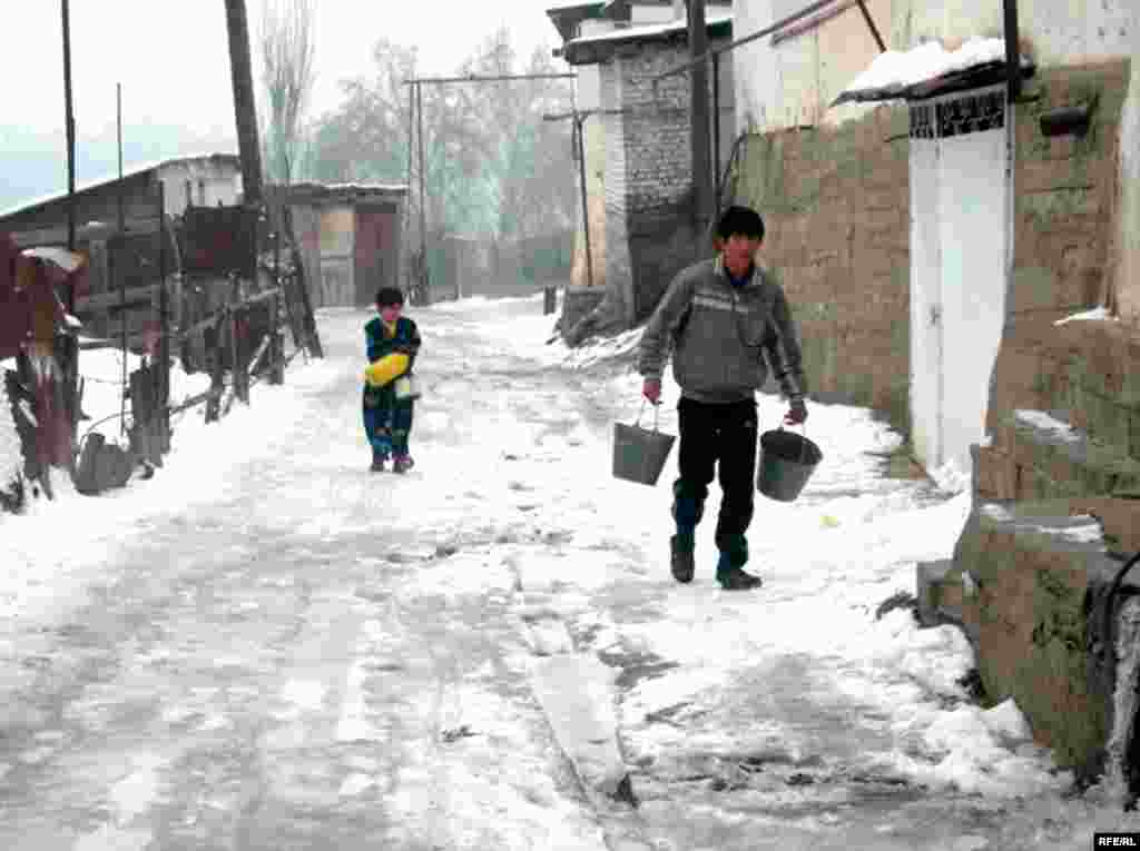 Аввали сол бо сардиҳову бебарқӣ омад.