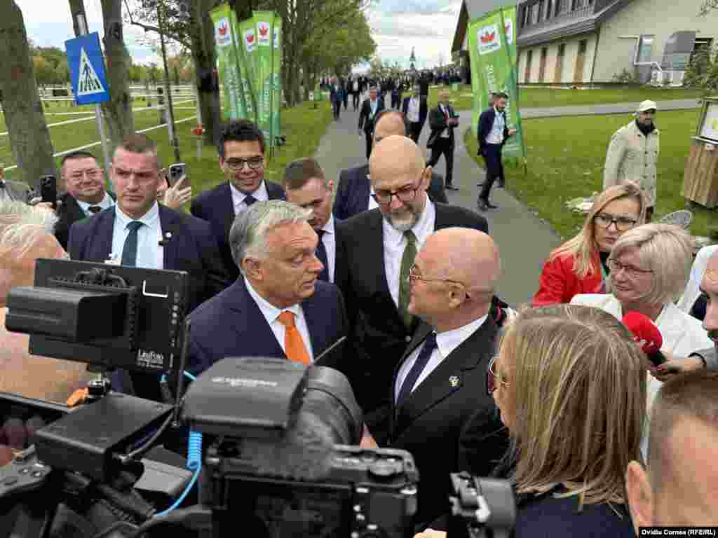 După momentul discursurilor, premierul maghiar Viktor Orbán a discutat câteva momente cu Emil Boc, primarul Clujului și fost premier al României.