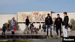 Disa të rinj në Sheshin e Tiranës, në Shqipëri, nëntor 2025.