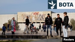 Disa të rinj në Sheshin e Tiranës, në Shqipëri, nëntor 2025.