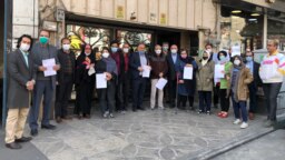 عکس دسته‌جمعی فعالان سیاس و مدنی که اقدام به ثبت دادخواستی علیه «سلول انفرادی» کرده‌اند.