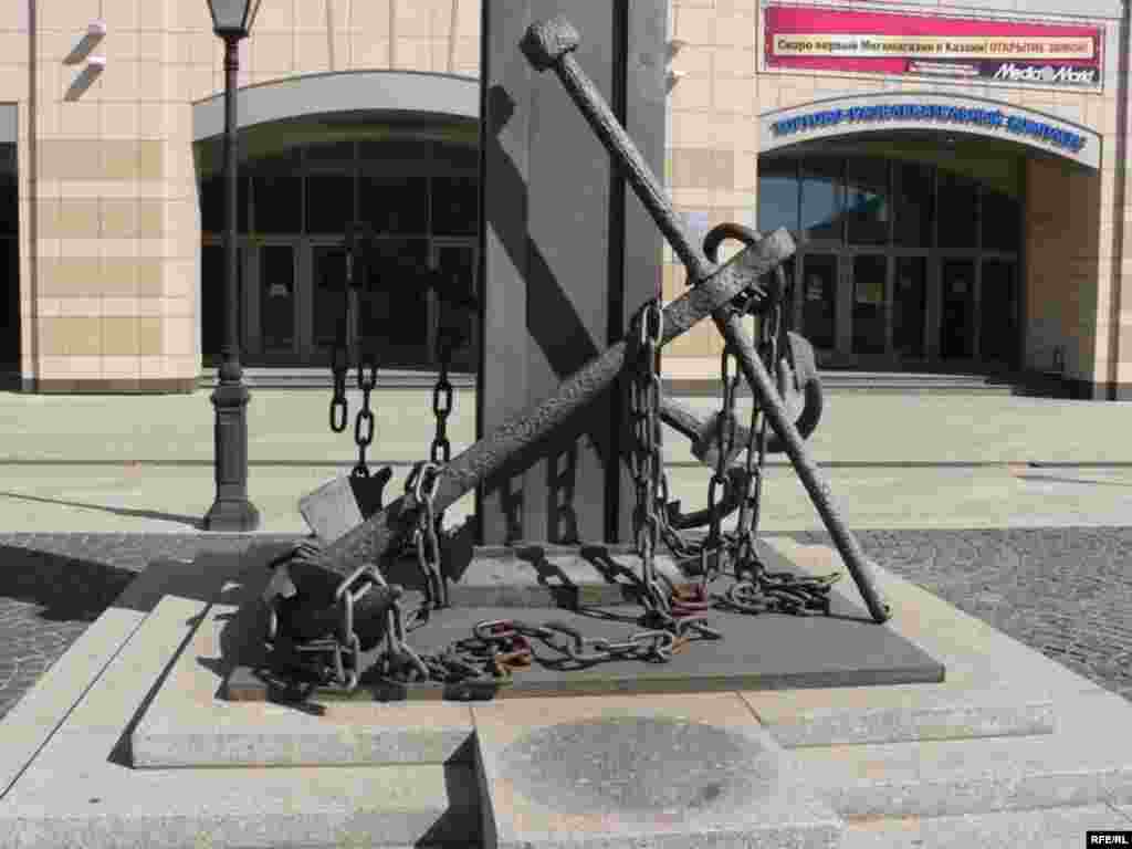 "Тверь" көймәсе һәйкәленең аскы өлеше - Казанның меңъеллыгына Петербур тарафыннан төньяк башкала исеме белән урам бүләк ителде. Бу урам Нева елгасында урнашкан шәһәрне хәтерләтүче урын буларак төзелде. Петербур стиленнән таныш булган фонарьлар, үзенчәлекле архитектура төзелеше, матур күперчекләр урамда чыннан да төньяк башкала мохитен чагылдыра. Әмма “бүләк” әкренләп матурлыгын югалта бара. 