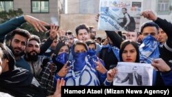 هواداران تیم فوتبال استقلال تهران روز دوشنبه مقابل ساختمان این باشگاه تجمع کردند.