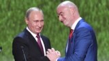 Президент ФИФА Джанни Инфантино (справа) и президент России Владимир Путин на гала-концерте в Большом театре, посвященном закрытию чемпионата мира по футболу. Москва, 14 июля 2018 г.