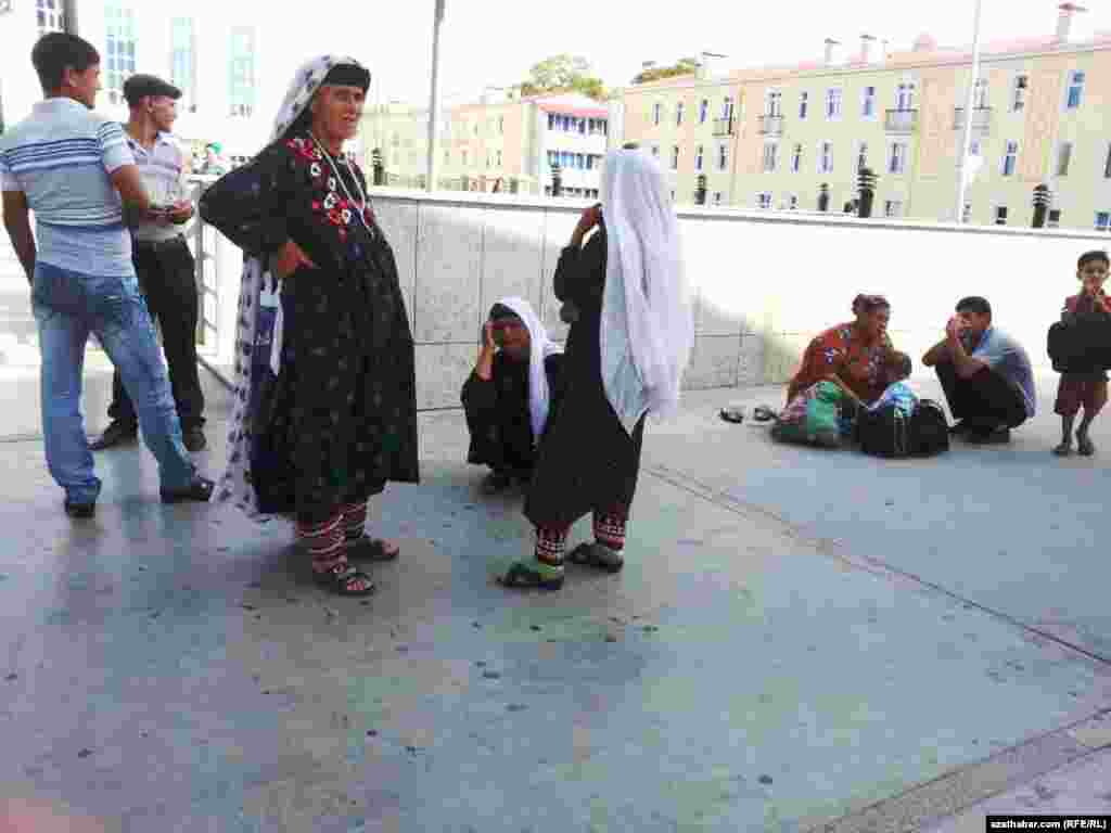 Aşgabadyň wokzalyndaky buluç daýzalary