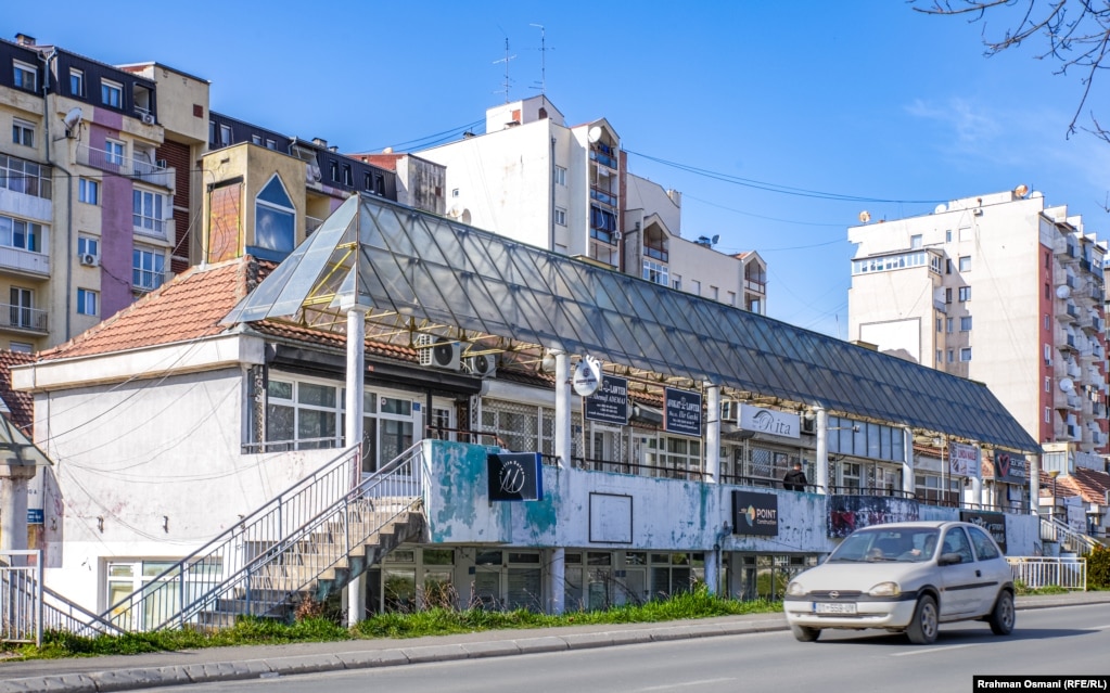 Pavarësisht gjendjes jo të mirë, në këtë kompleks ndërtimi operojnë disa biznese të vogla. 