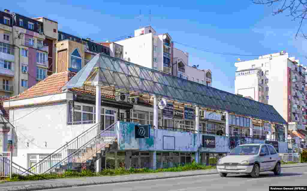 Pavarësisht gjendjes jo të mirë, në këtë kompleks ndërtimi operojnë disa biznese të vogla. 