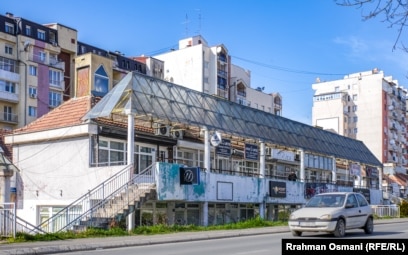 Pavarësisht gjendjes jo të mirë, në këtë kompleks ndërtimi operojnë disa biznese të vogla. 