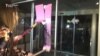 Protest u Beogradu: Vrata RTS-a ofarbana u pink boju