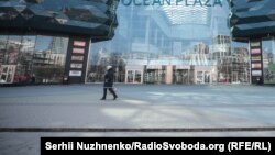 За даними КМДА, наразі пасажирів за маршрутами, що дублюють рух закритою ділянкою «синьої» гілки метро, перевозять 77 автобусів та 20 тролейбусів