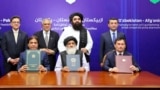 له ښي لوري ولاړ: د ازبکستان د بهرنیو چارو وزیر بختیار سیدوف، د طالبانو د حکومت د بهرنیو چارو وزیر امیر خان متقي او د پاکستان د بهرنیو د بهرنیو چارو وزیر اسحاق ډار په کابل کې د ټرانس افغان اورګاډي د پروژې یوې موافقې لاسلیک پر مهال - د جولای ۱۷مې انځور.