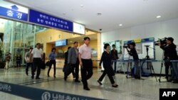 Poslovni ljudi na graničnom kontrolnom punktu u u bilzini demilitarizovane zone između dvije Koreje