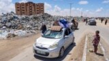 Жители Рафаха перемещаются в Хан-Юнис после предупреждения израильской армии, сектор Газа, 6 мая 2024 года