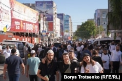 Головна вулиця кварталу з багатотисячним натовпом хасидів