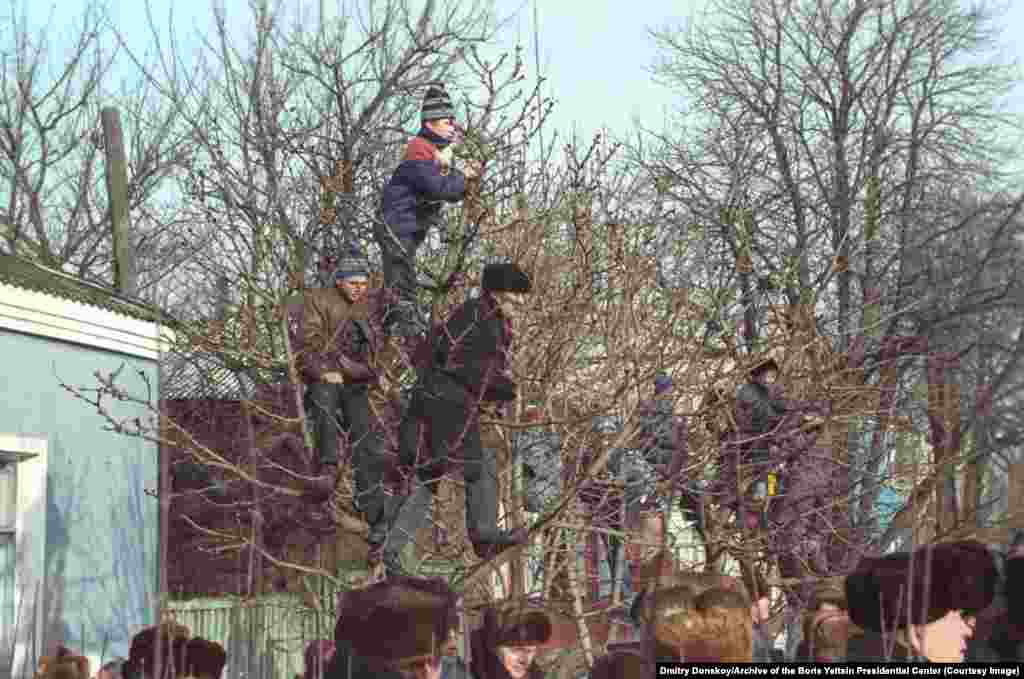 Spectators perch in trees to watch Yeltsin give a speech in Russia&#39;s&nbsp;Bryansk region in January 1992.&nbsp;