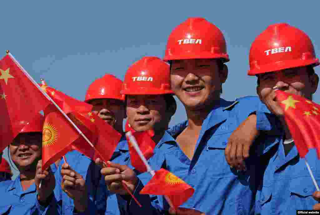 Китайские рабочие на открытии ЛЭП &quot;Датка&quot;