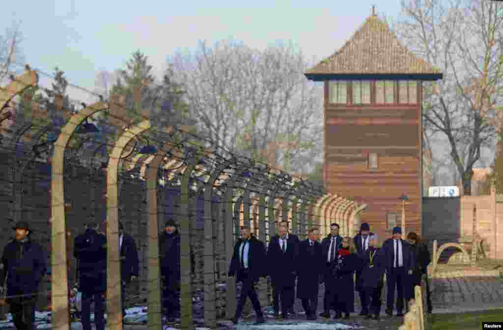 Președintele polonez Andrzej Duda se plimbă prin zona taberei în timpul celei de-a 80-a aniversări de la eliberarea lagărului de concentrare și exterminare nazist Auschwitz-Birkenau din Oswiecim, Polonia, 27 ianuarie 2025.&nbsp;&nbsp;