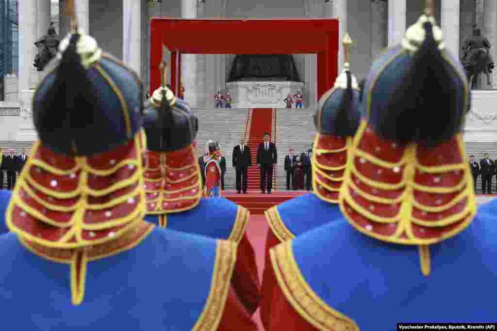 Russian President Vladimir Putin (left) and Mongolian President Ukhnaagiin Khurelsukh attend a welcome ceremony in Sukhbaatar Square in Ulaanbaatar on September 3.