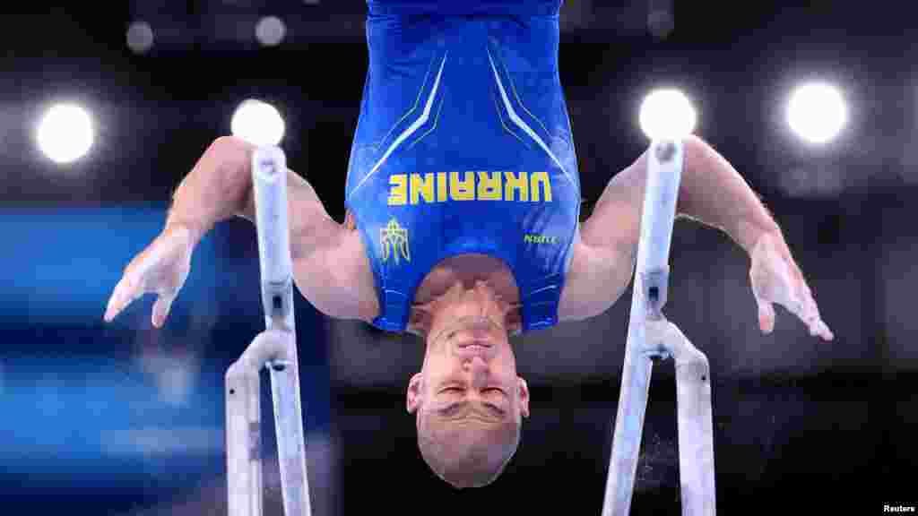 Українець Петро Пахнюк на Олімпіаді в Токіо. Спортивна гімнастика, чоловічі паралельні бари, фінал. Токіо, 3 серпня 2021 року&nbsp;