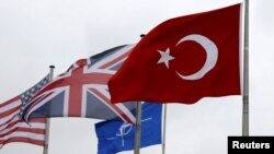 Флаг Турции среди флагов других членов НАТО (штаб-квартира союза в Брюсселе).