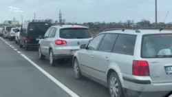 Люди стоять у чергах по три доби, втікаючи від війни – відео з українсько-польського кордону (відео)