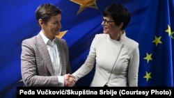 Marta Kos (desno), EU komesarka za proširenje, sa Anom Brnabić, predsednicom Skupštine Srbije, prilikom susreta u Briselu, 18. marta 2026. godine. 